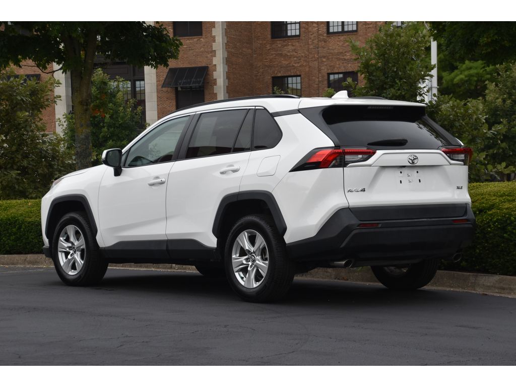 2020 Toyota RAV4 XLE photo 6