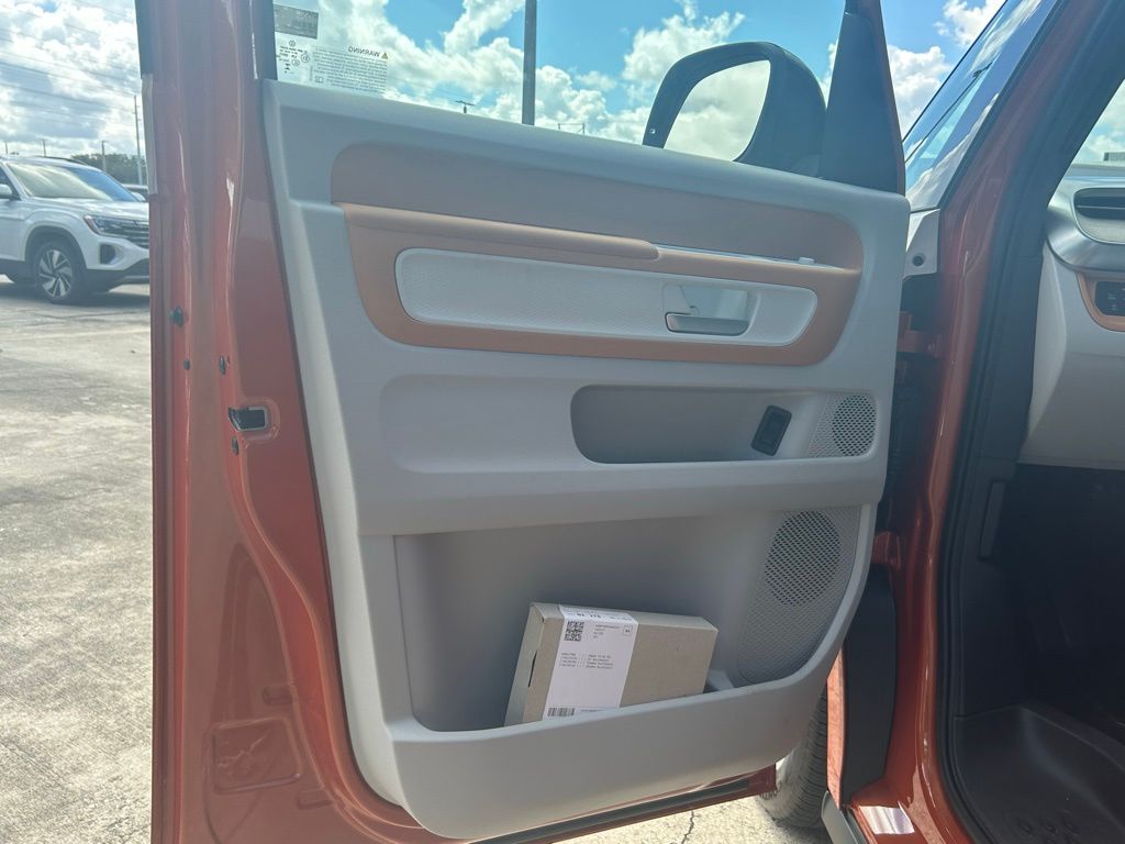 2025 Volkswagen ID. Buzz Pro Plus photo 38