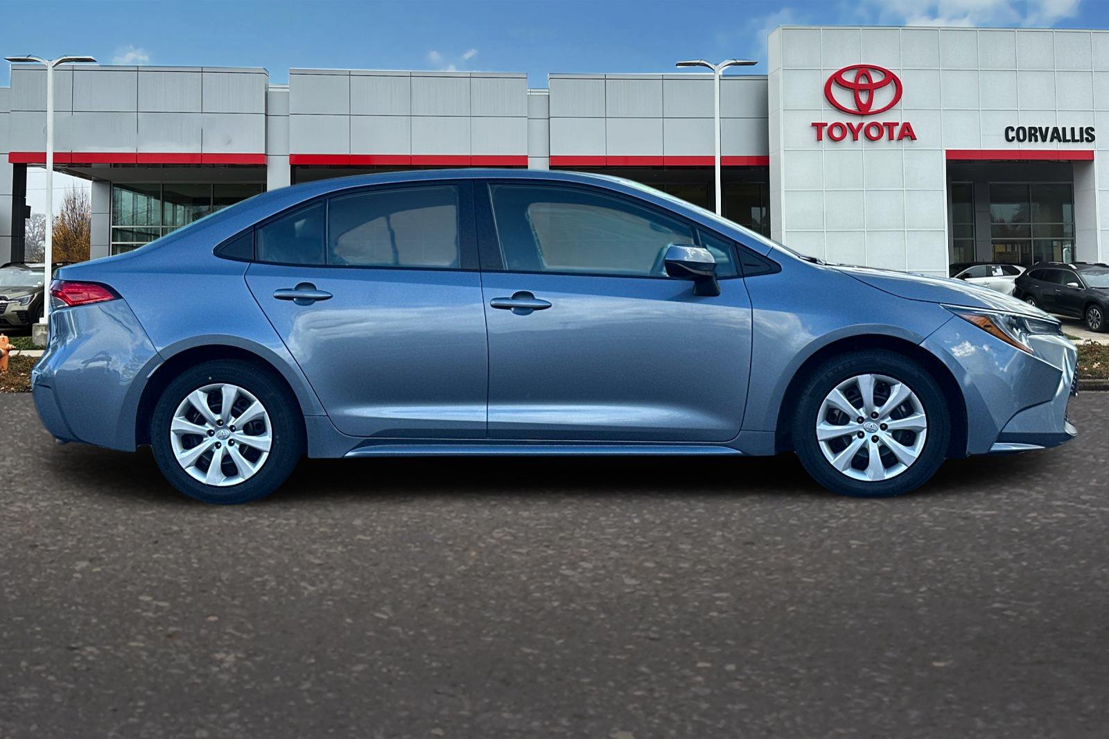 2022 Toyota Corolla LE photo 2
