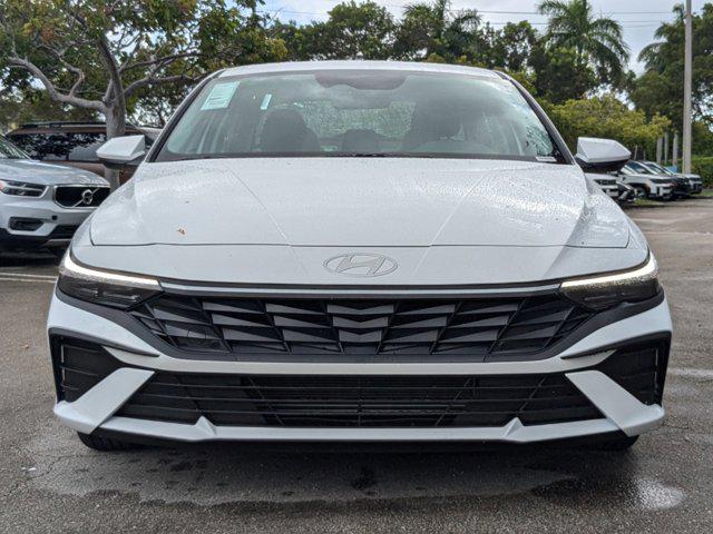 2025 Hyundai Elantra SE photo 2