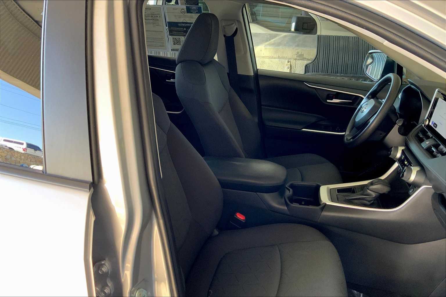 2024 Toyota RAV4 XLE photo 8