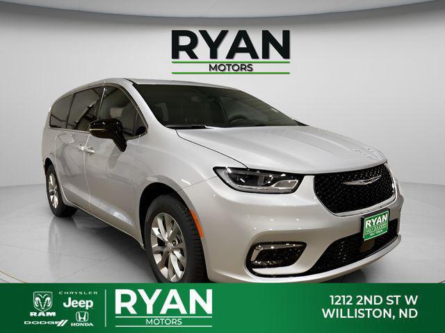 2026 Chrysler Pacifica Select's photo