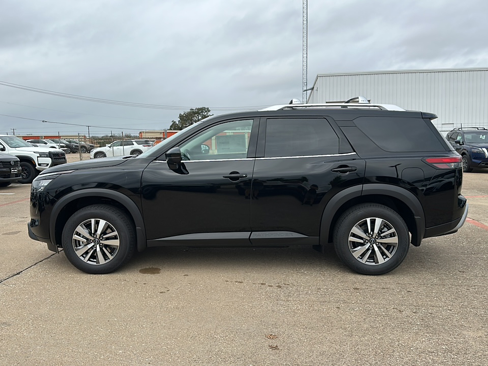 2025 Nissan Pathfinder SL photo 2