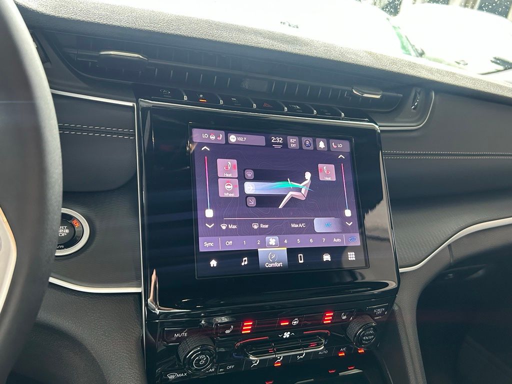 2025 Jeep Grand Cherokee Laredo Altitude photo 12