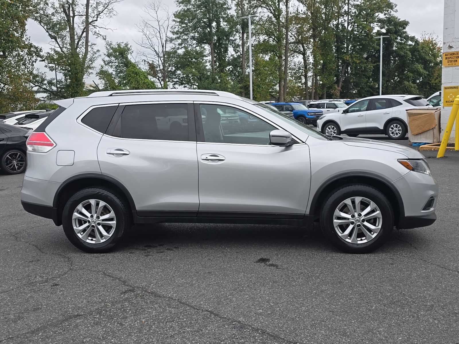 2016 Nissan Rogue SV photo 12