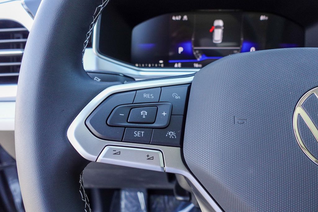 2025 Volkswagen Taos SE photo 14