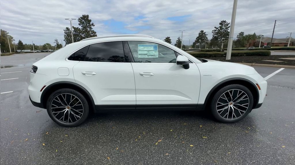 2025 Porsche Macan Electric 4 photo 9