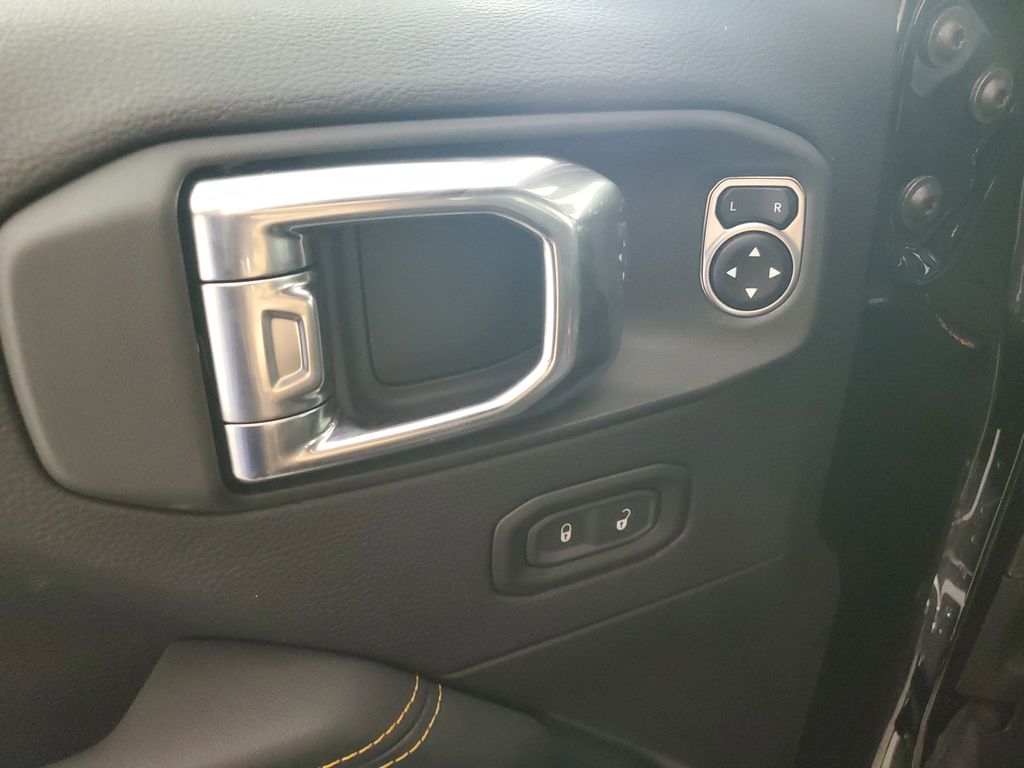 2025 Jeep Wrangler Sahara photo 24