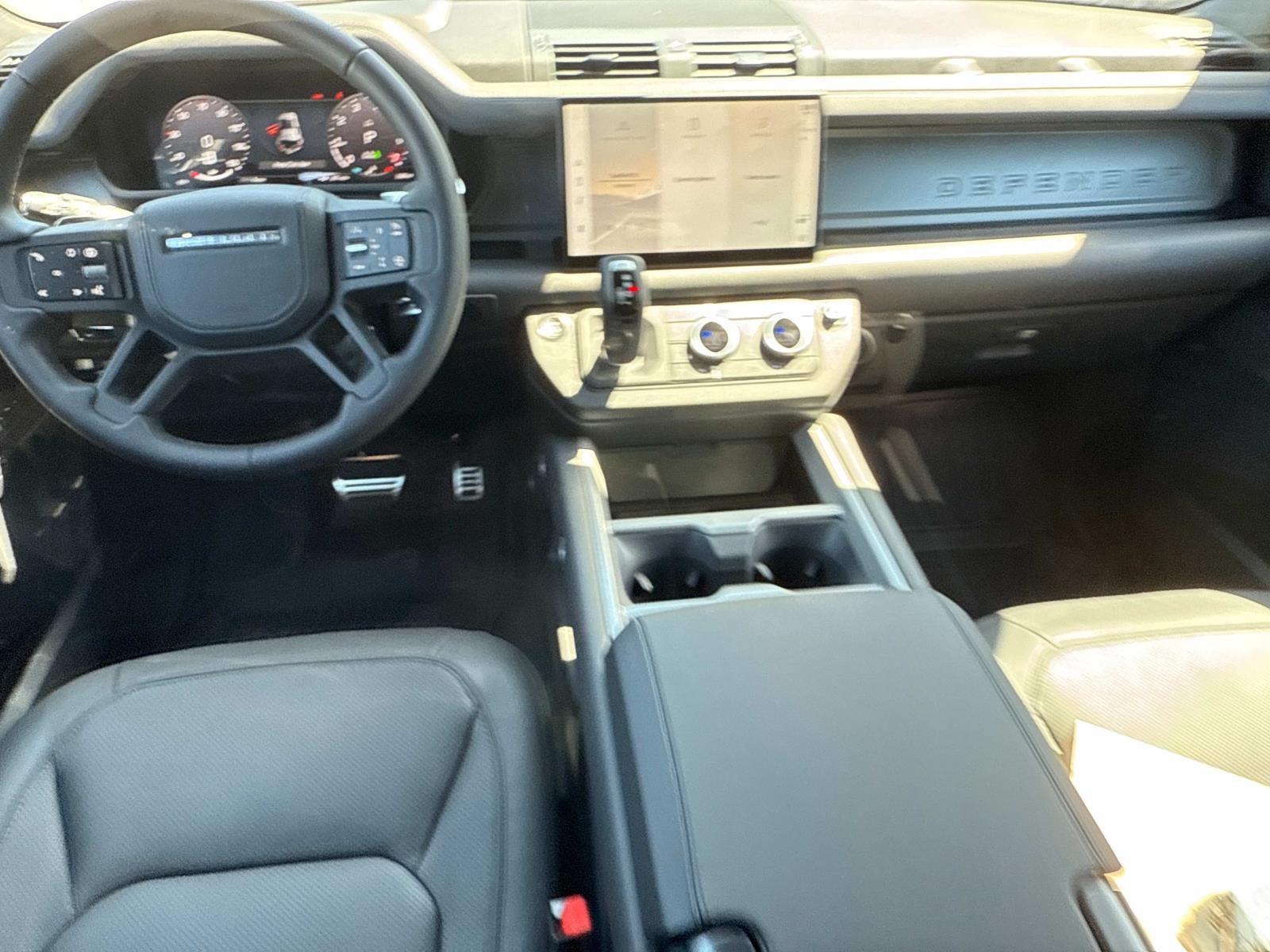 2025 Land Rover Defender 110 V8 photo 8