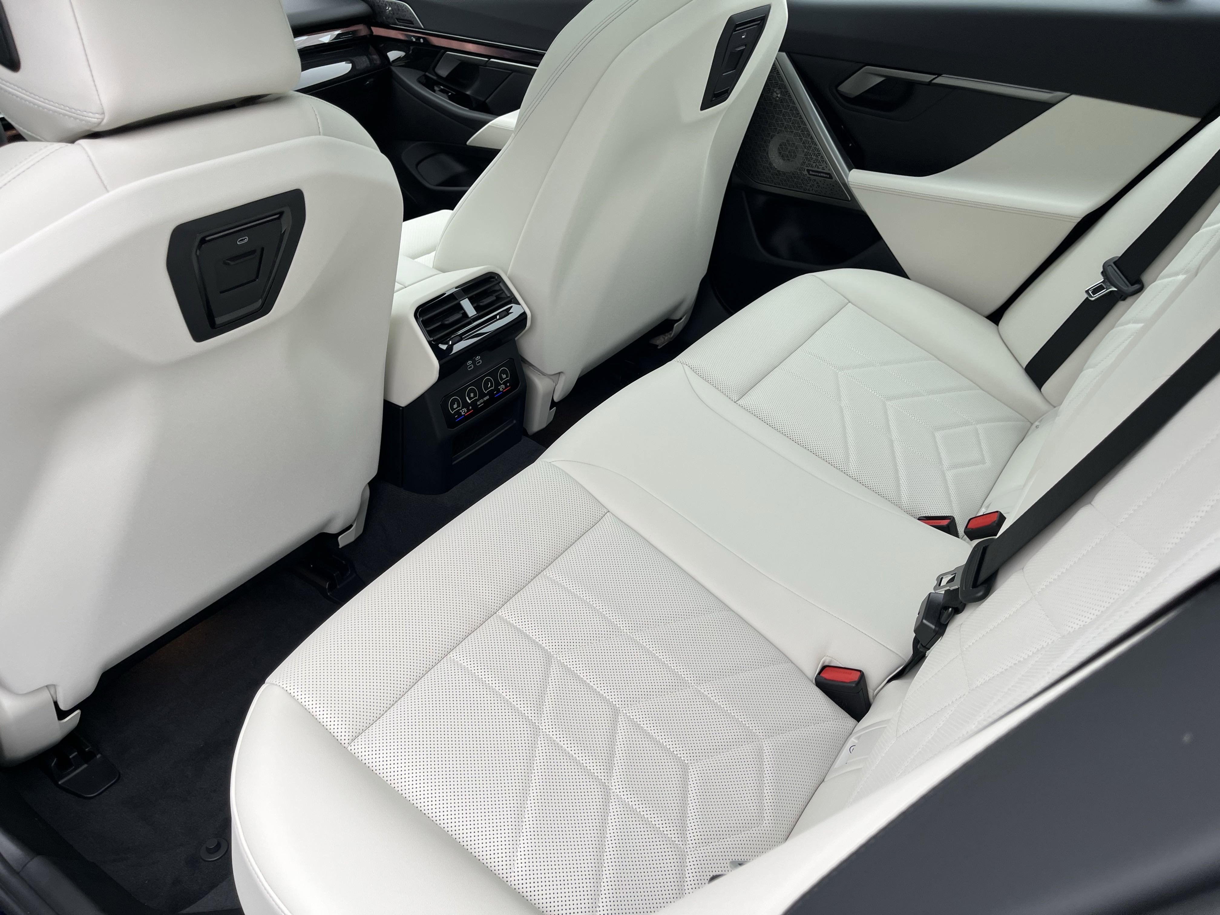 2026 Bmw 550e 550e xDrive photo 5