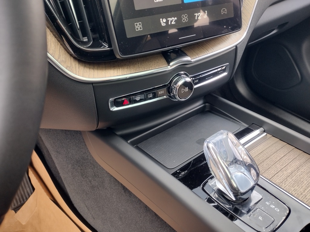 2026 VOLVO XC60 - Image 15