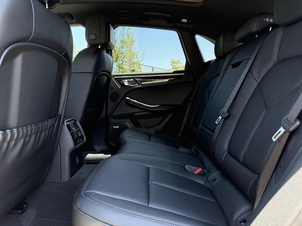 2025 Porsche Macan S photo 26
