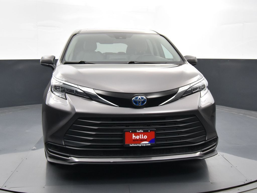 2024 Toyota Sienna LE photo 2
