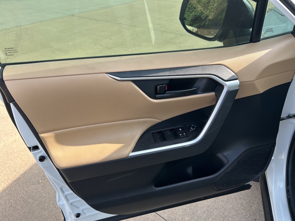 2021 Toyota RAV4 LE photo 5