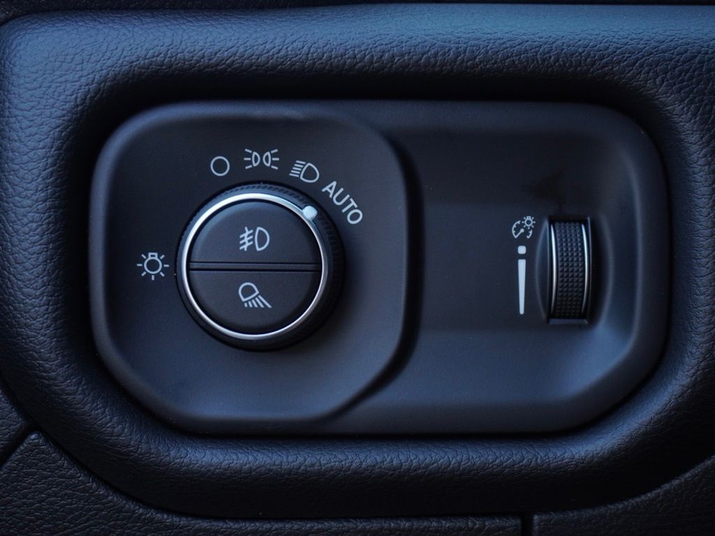 New 2026 Granite Crystal Metallic Clear-Coat Exterior Paint RAM Big Horn Sport Appearance Edition image 12