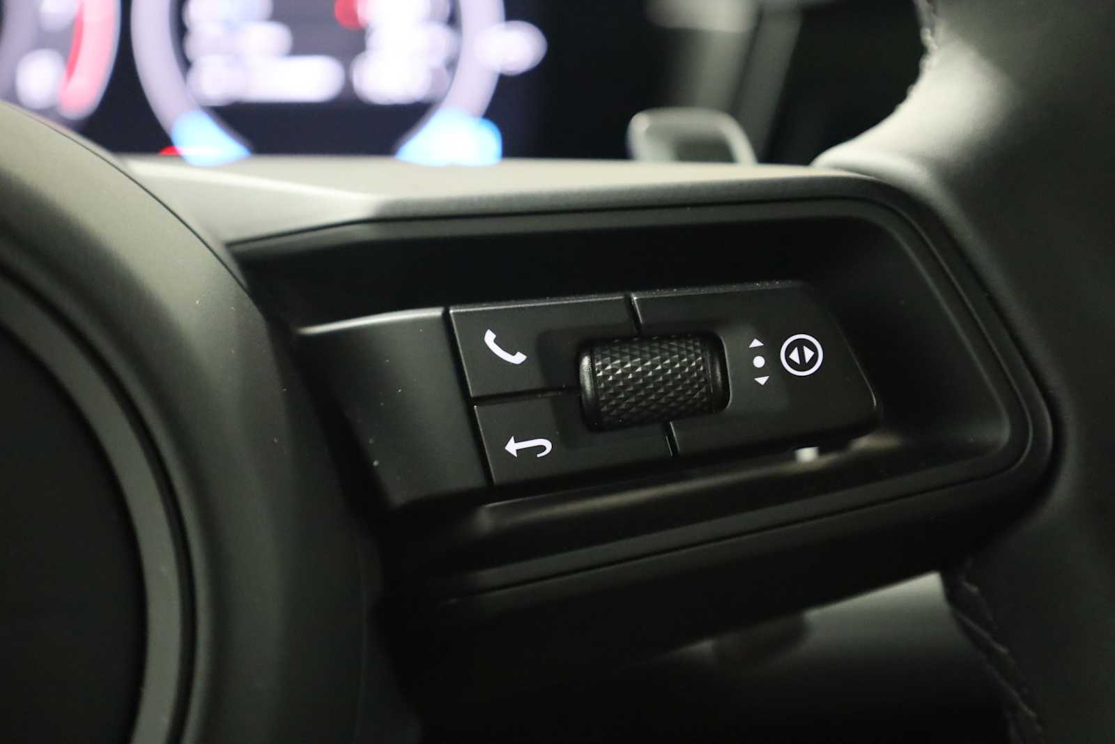 2025 Porsche Cayenne S photo 27