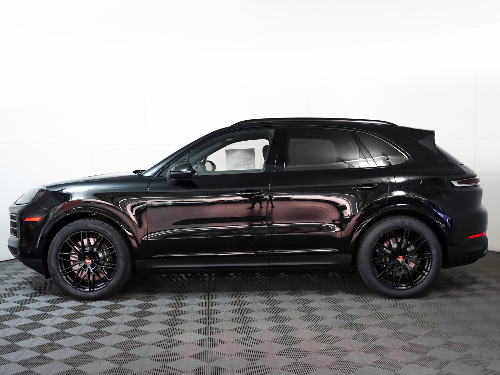 2025 Porsche Cayenne E-Hybrid photo 2