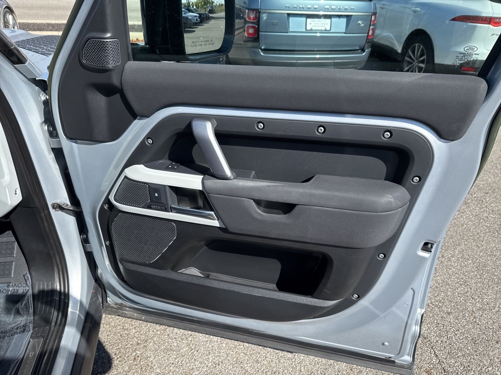 2023 Land Rover Defender 110 X-Dynamic SE photo 18