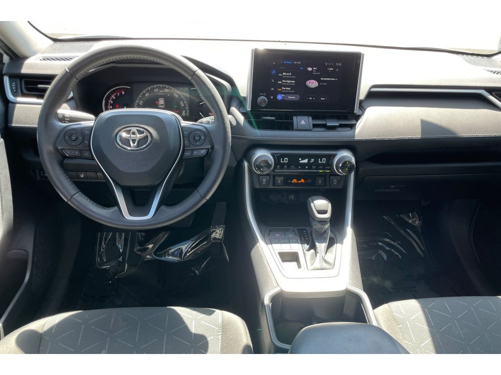 2023 Toyota RAV4 XLE photo 14