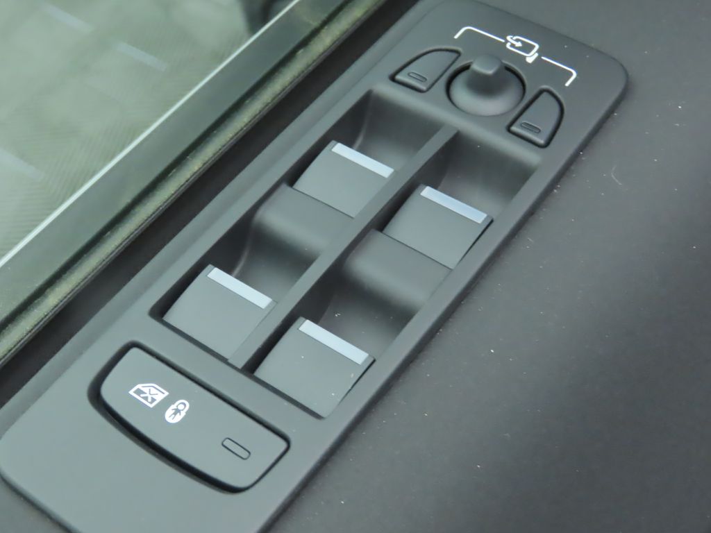 2025 Land Rover Discovery Sport S photo 22