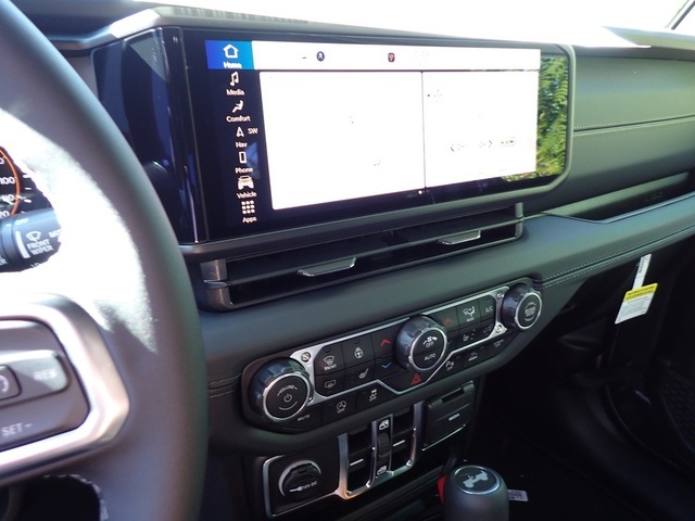 2025 Jeep Wrangler Sahara photo 17