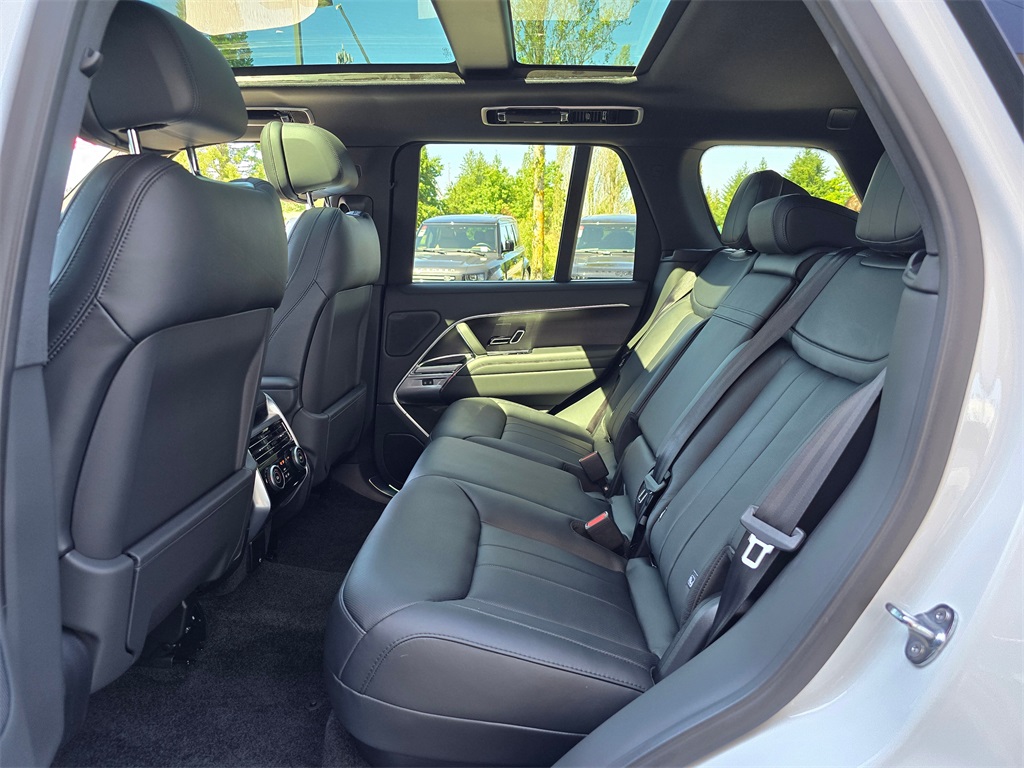 2025 Land Rover Range Rover SE photo 23