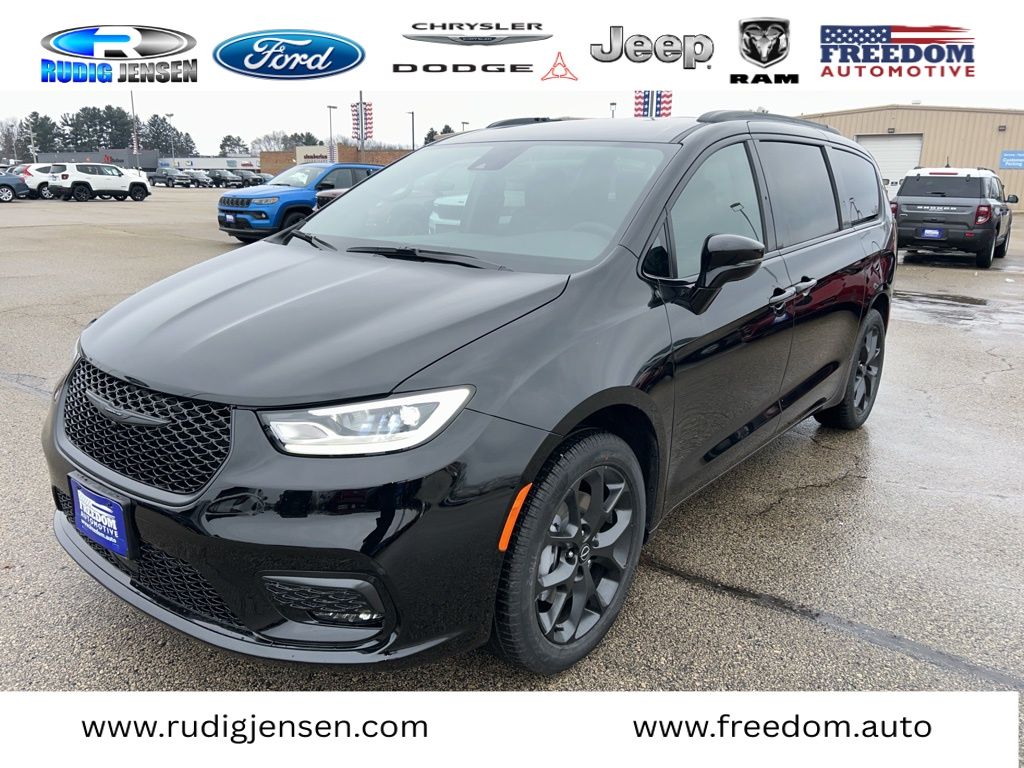 2026 Chrysler Pacifica Select's photo