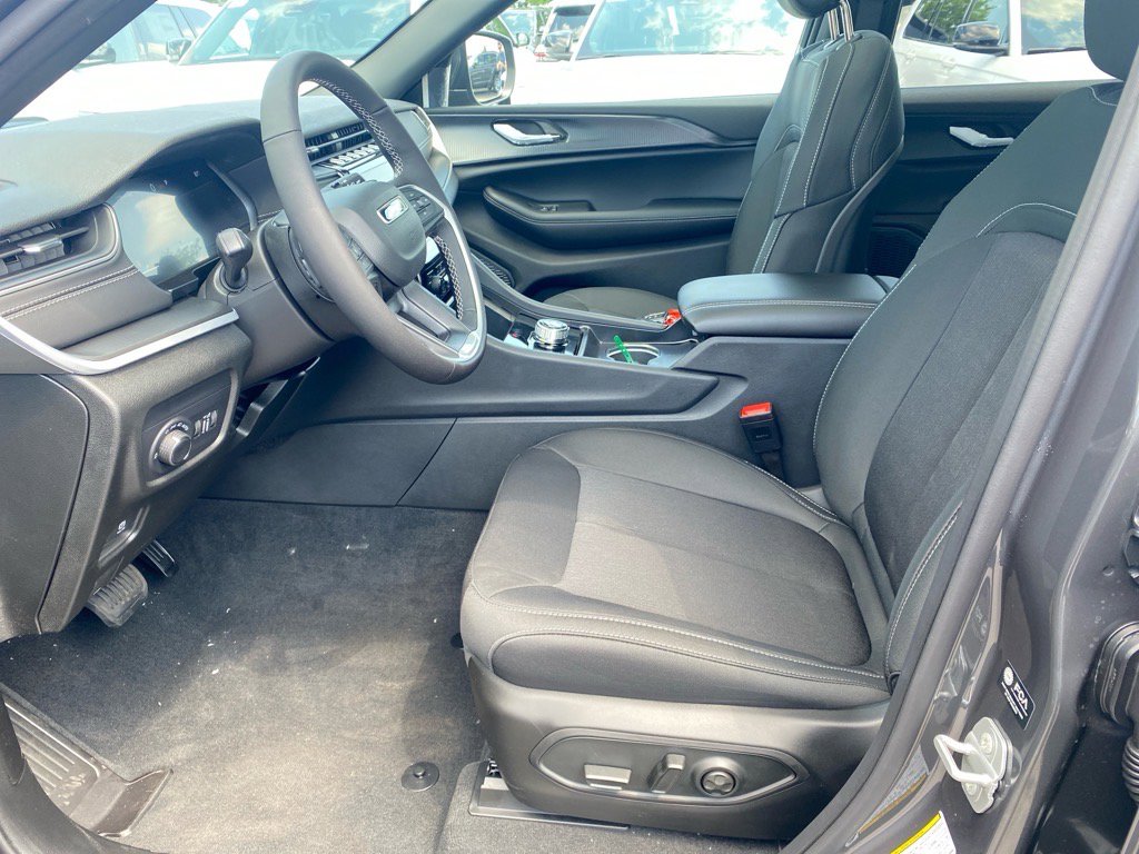 2025 Jeep Grand Cherokee Laredo X photo 3