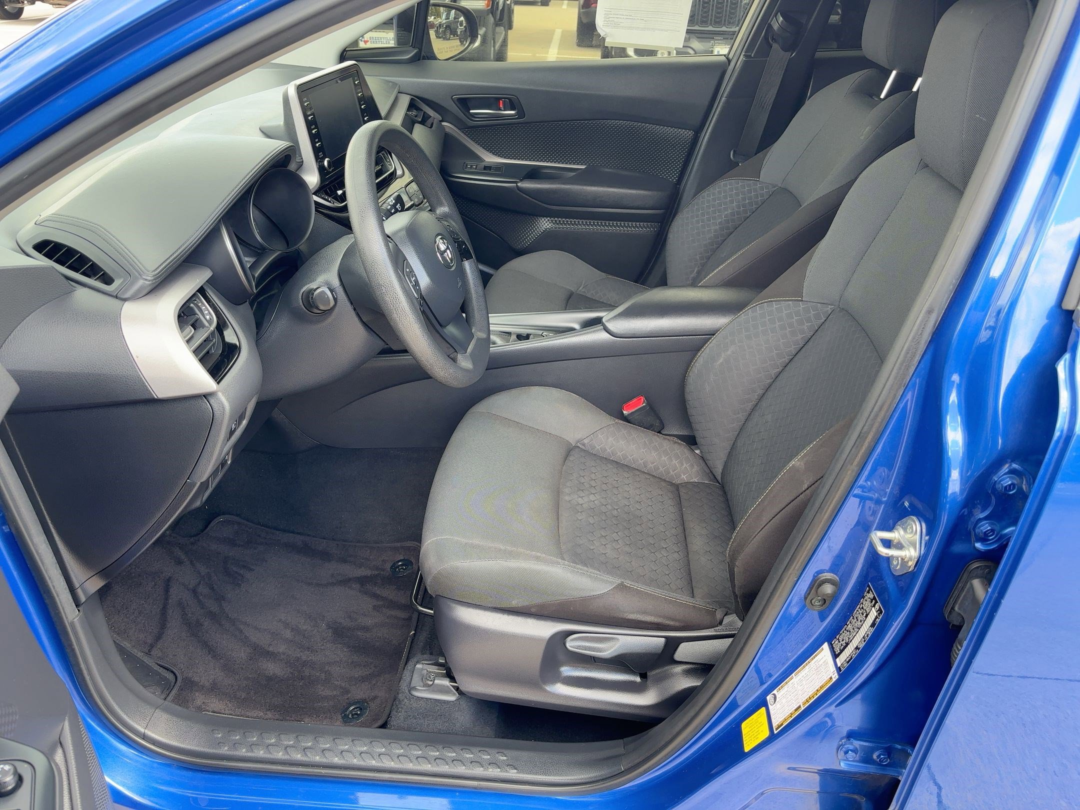 2020 Toyota C-HR LE photo 4