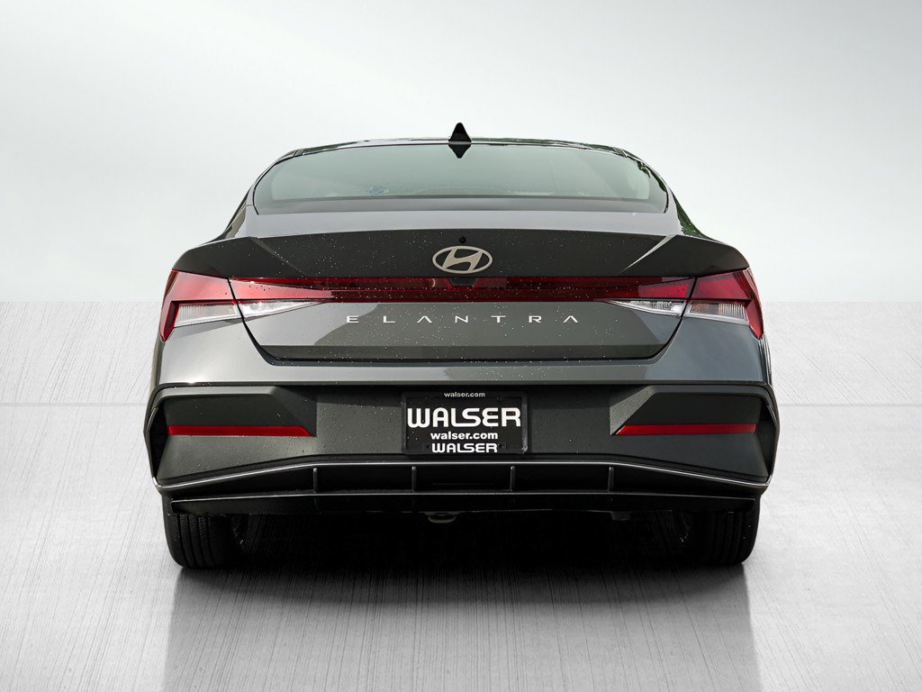 2025 Hyundai Elantra SE photo 4