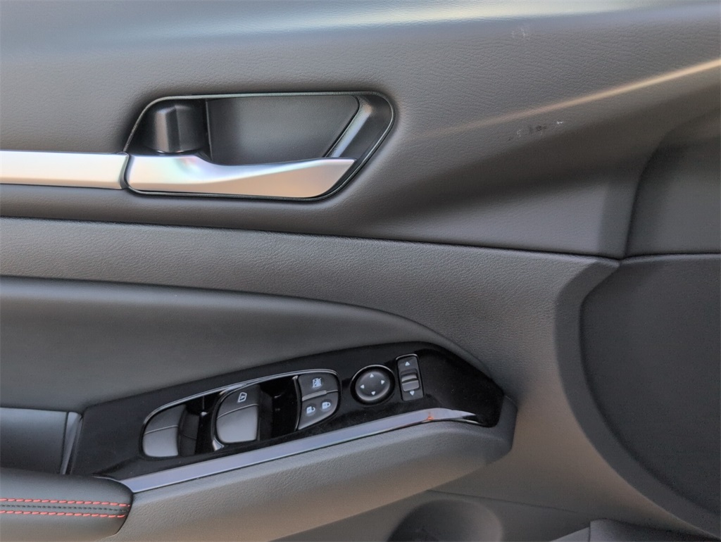 2025 Nissan Altima SR photo 4