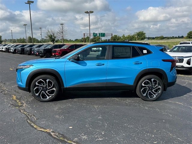 2025 Chevrolet Trax photo 2