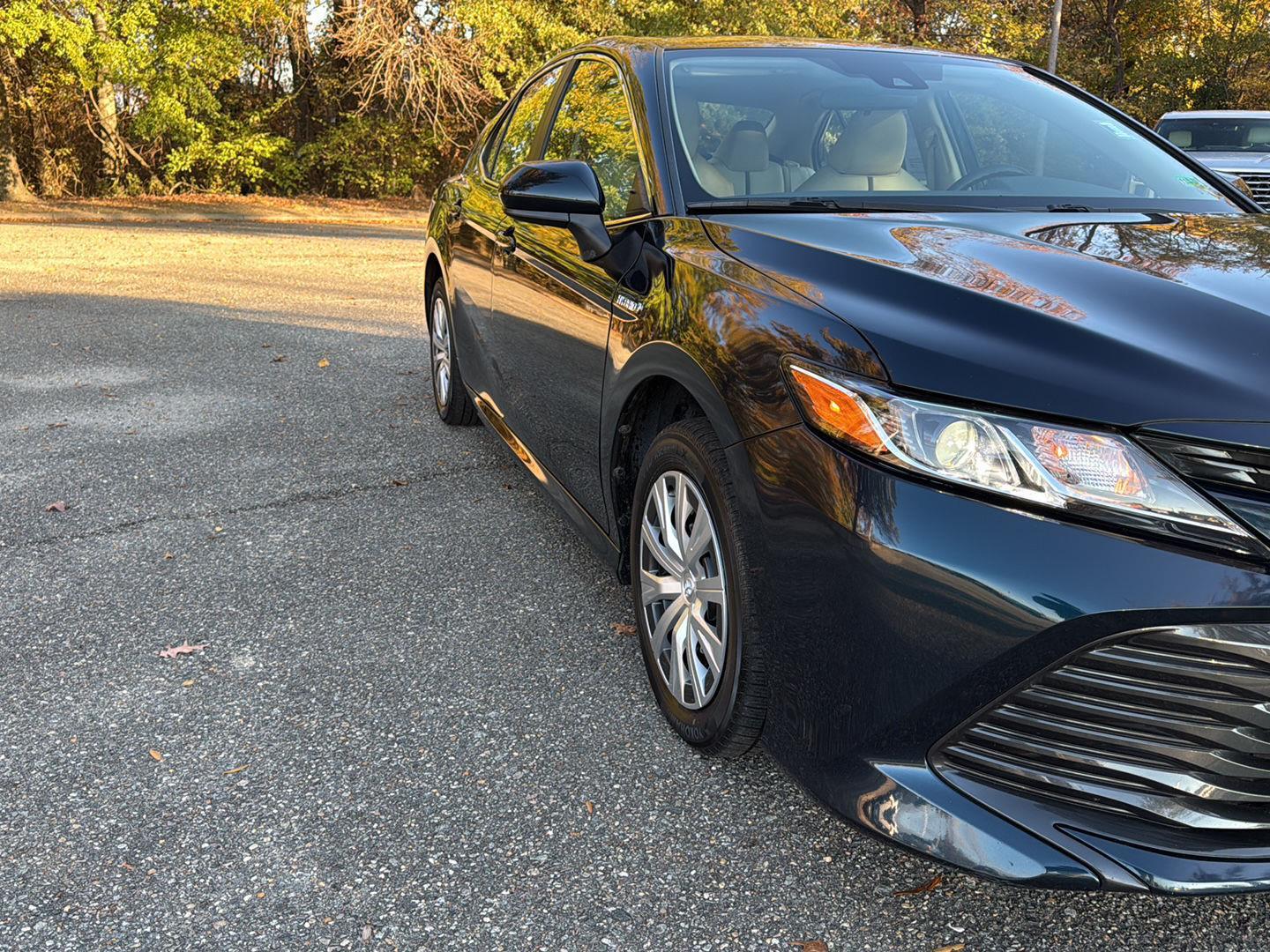 2020 Toyota Camry Hybrid LE photo 2