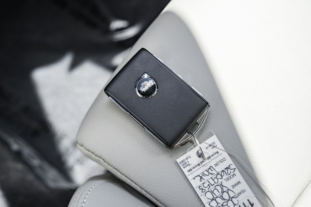 2025 Volvo XC40 Plus photo 35