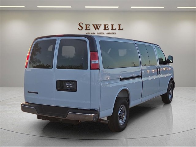 2025 Chevrolet Express Passenger 3500 photo 4