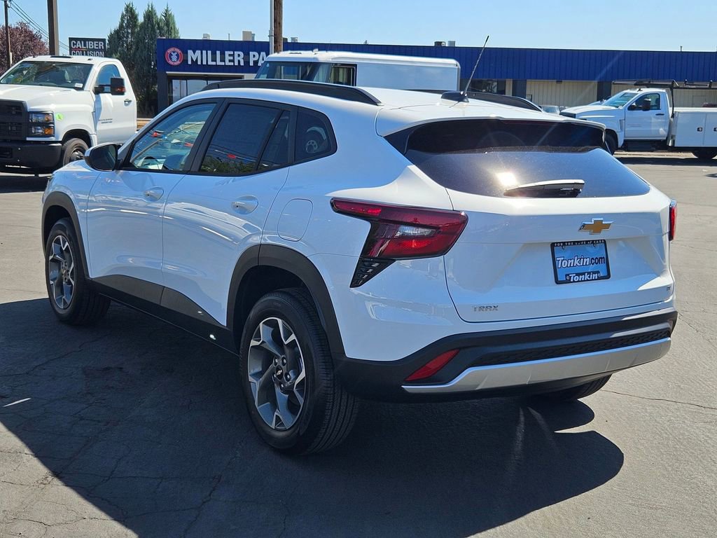 2025 Chevrolet Trax LT photo 2