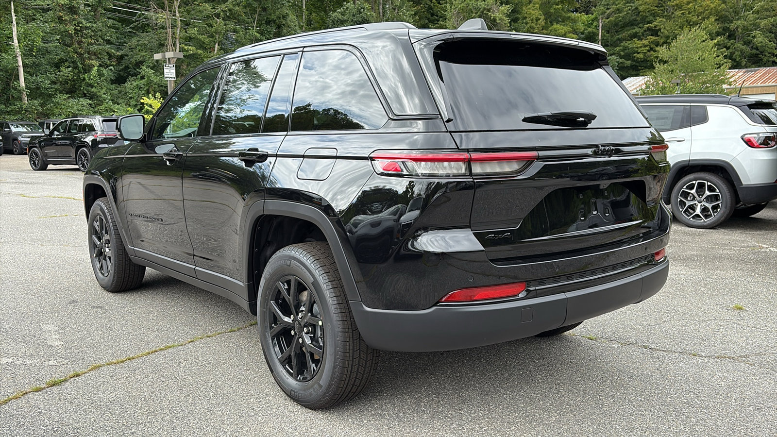 2025 Jeep Grand Cherokee Laredo Altitude X photo 4