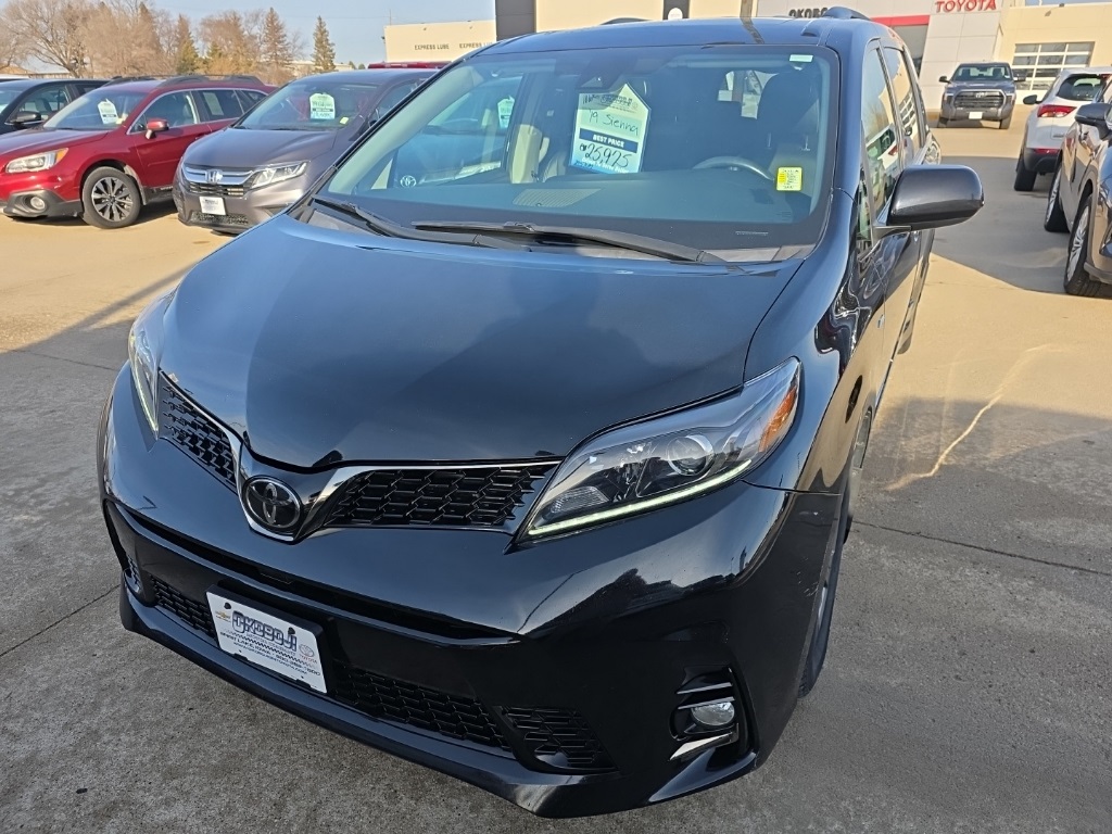2019 Toyota Sienna SE's photo
