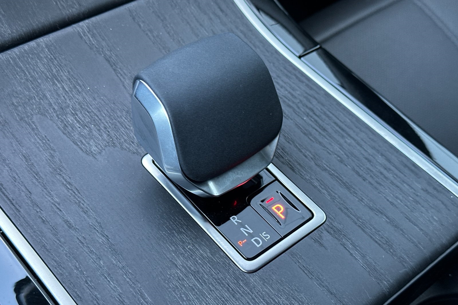 2025 Land Rover Range Rover Velar SE photo 20