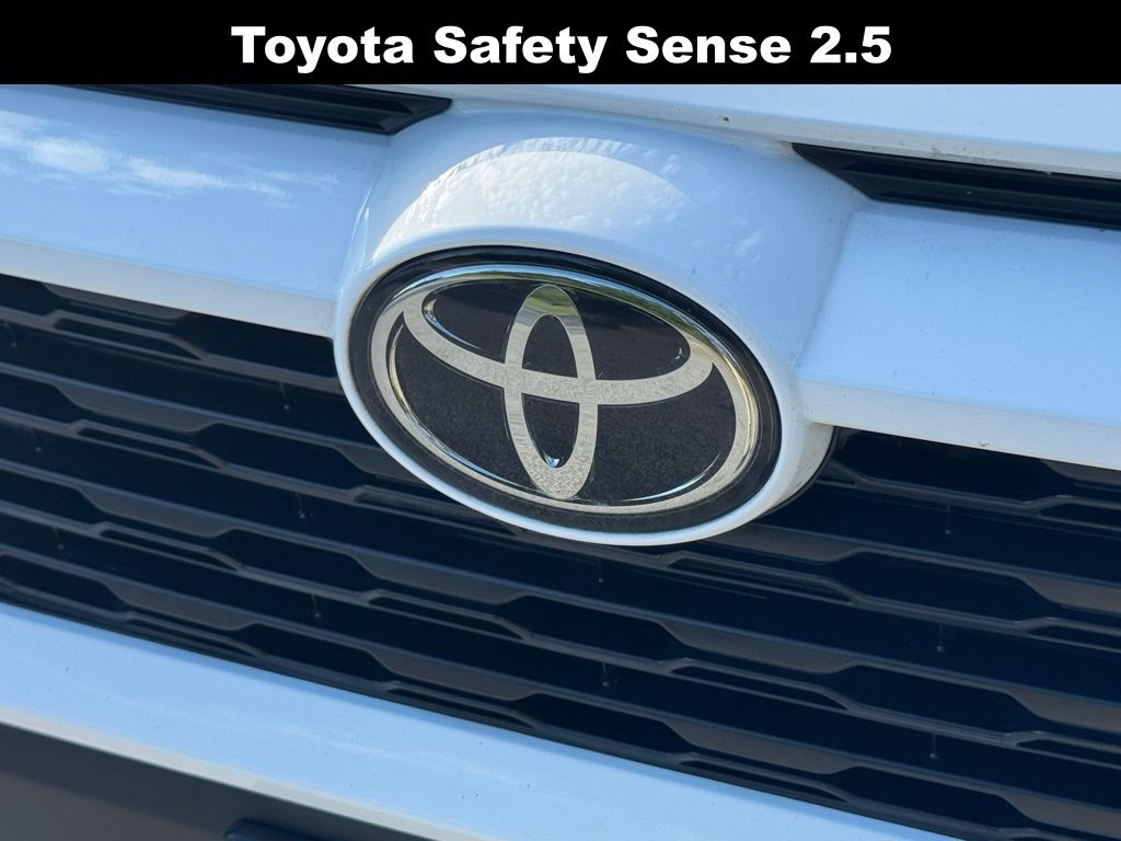 2023 Toyota RAV4 LE photo 3
