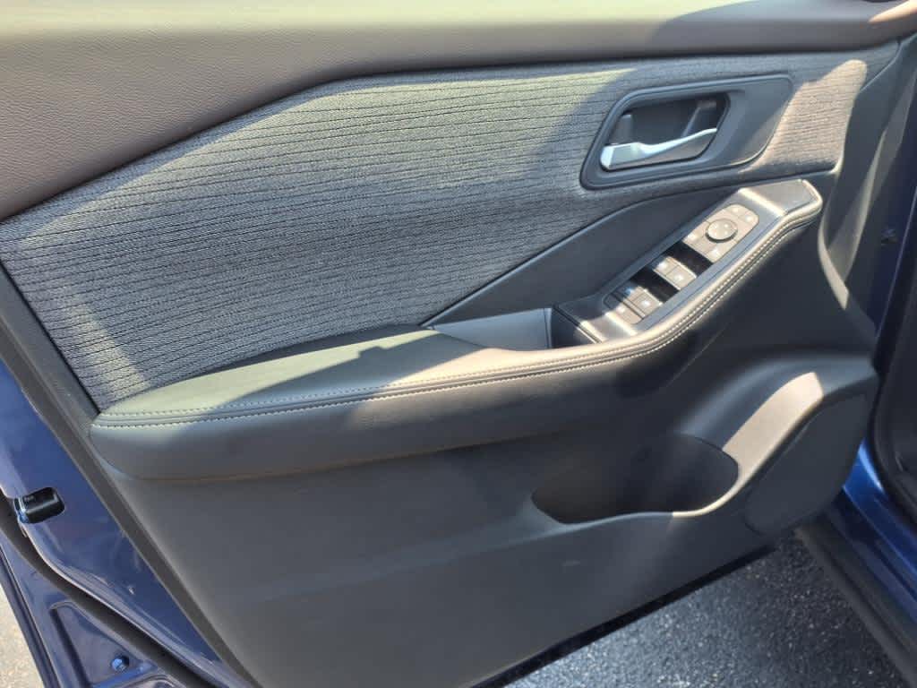 2022 Nissan Rogue SV photo 9