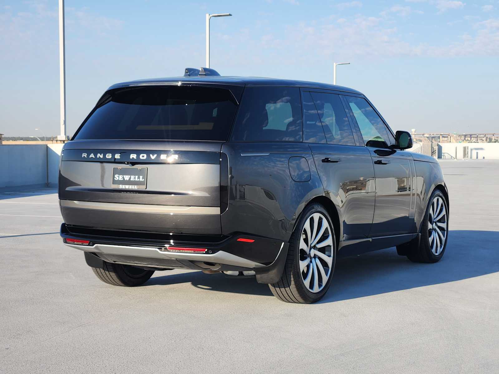 2025 Land Rover Range Rover SE photo 4