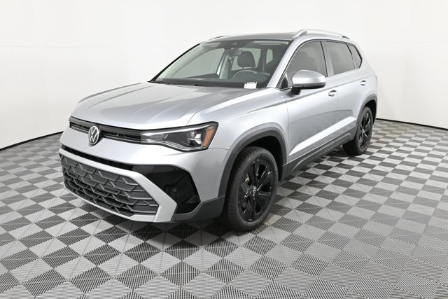 2025 Volkswagen Taos SE photo 2