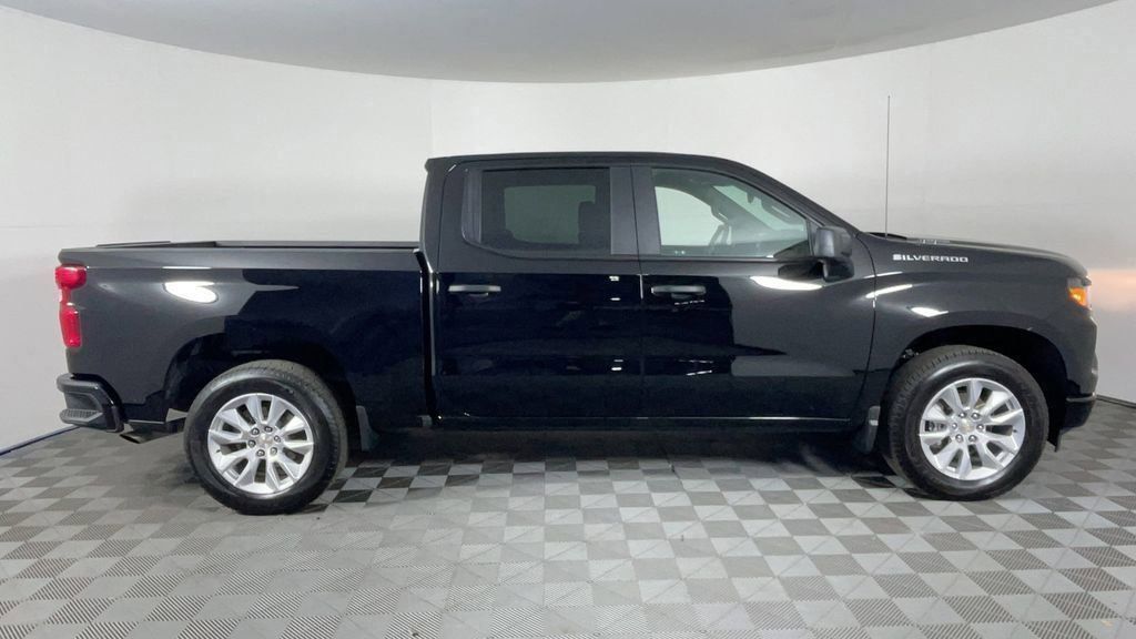 2025 Chevrolet Silverado 1500 Custom photo 2