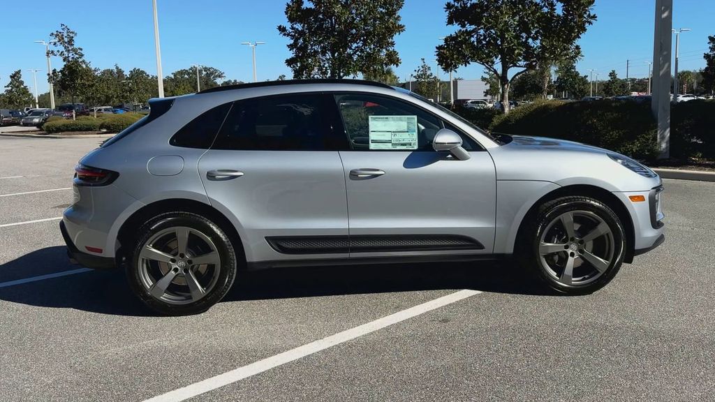 2025 Porsche Macan Base photo 7