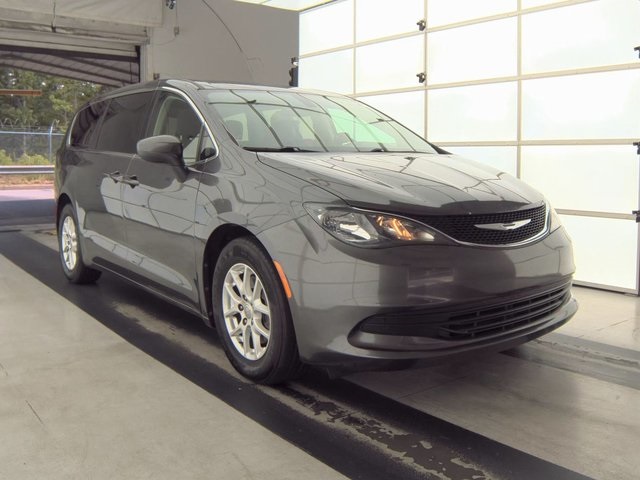 2017 Chrysler Pacifica LX photo 2