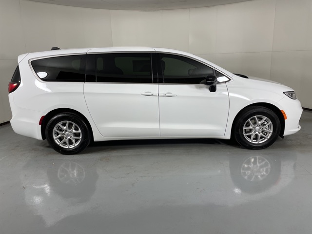 2025 Chrysler Pacifica photo 9