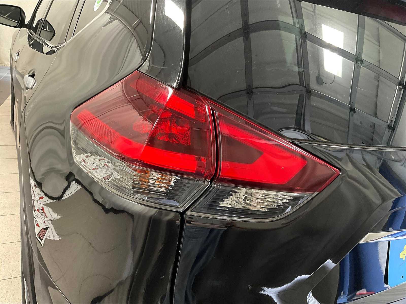 2019 Nissan Rogue SV photo 31