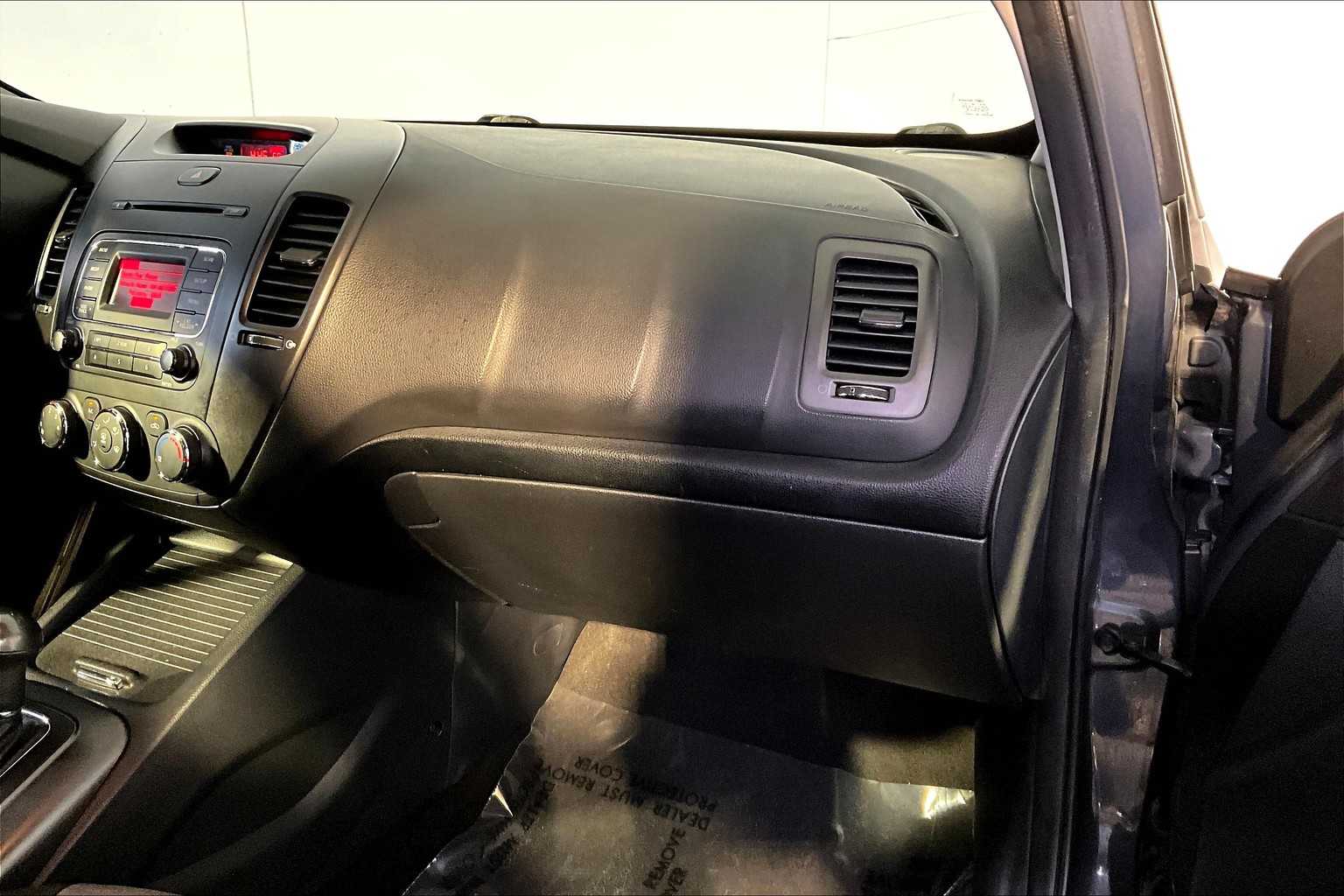 2016 Kia Forte 5-Door LX photo 17