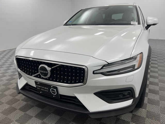 2023 Volvo V60 Cross Country Plus's photo